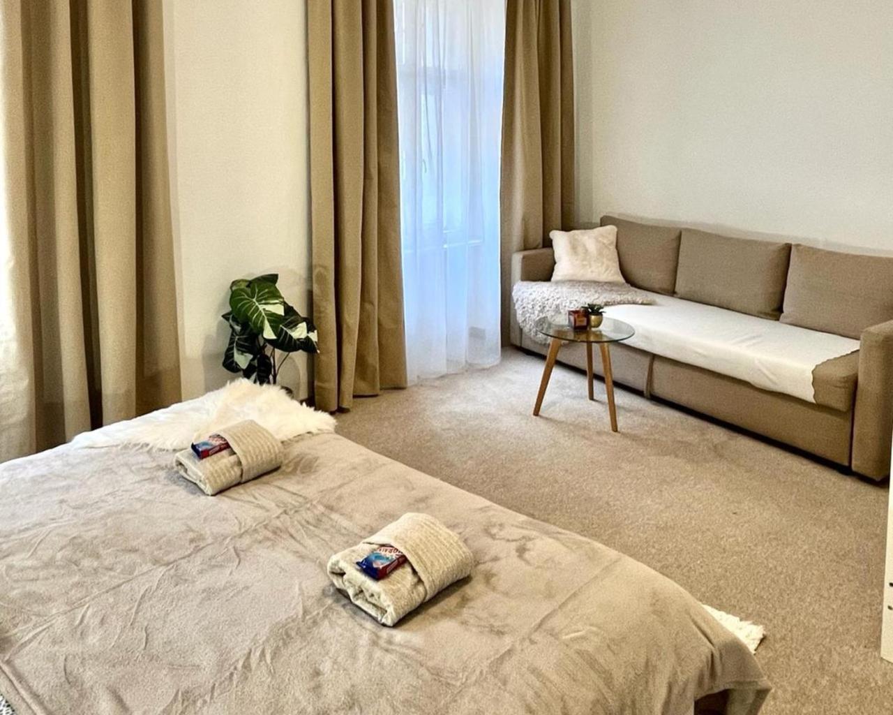 Apartment Lea - Old Town Братислава Экстерьер фото