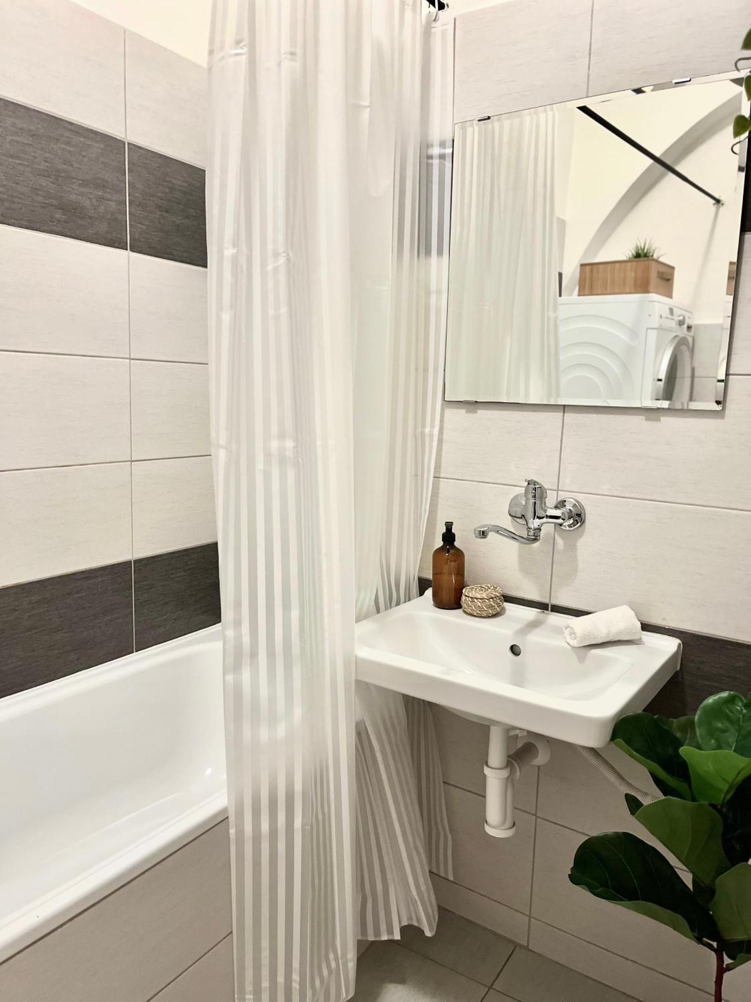 Apartment Lea - Old Town Братислава Экстерьер фото