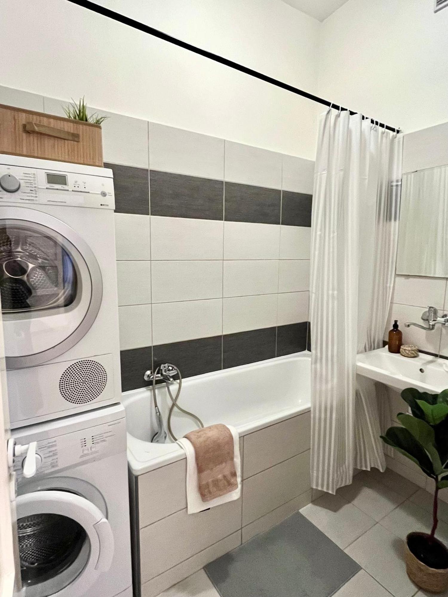 Apartment Lea - Old Town Братислава Экстерьер фото